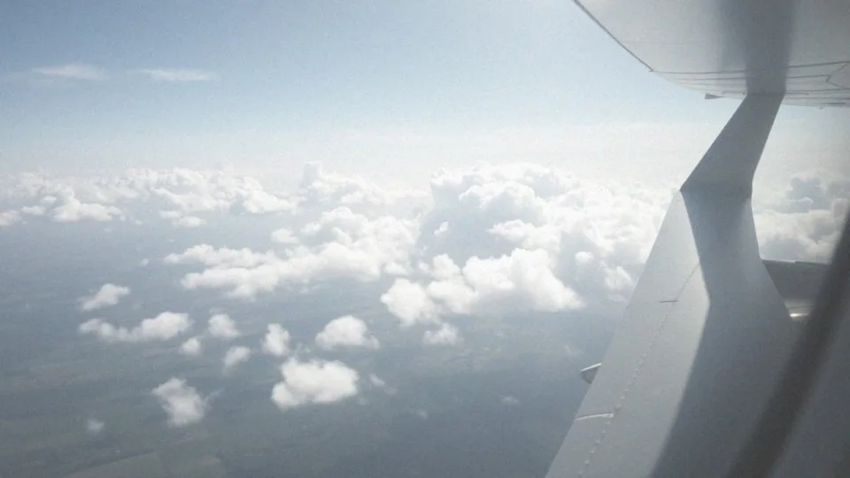 Jakie są różnice między lotami bezpośrednimi a lotami z przesiadkami?